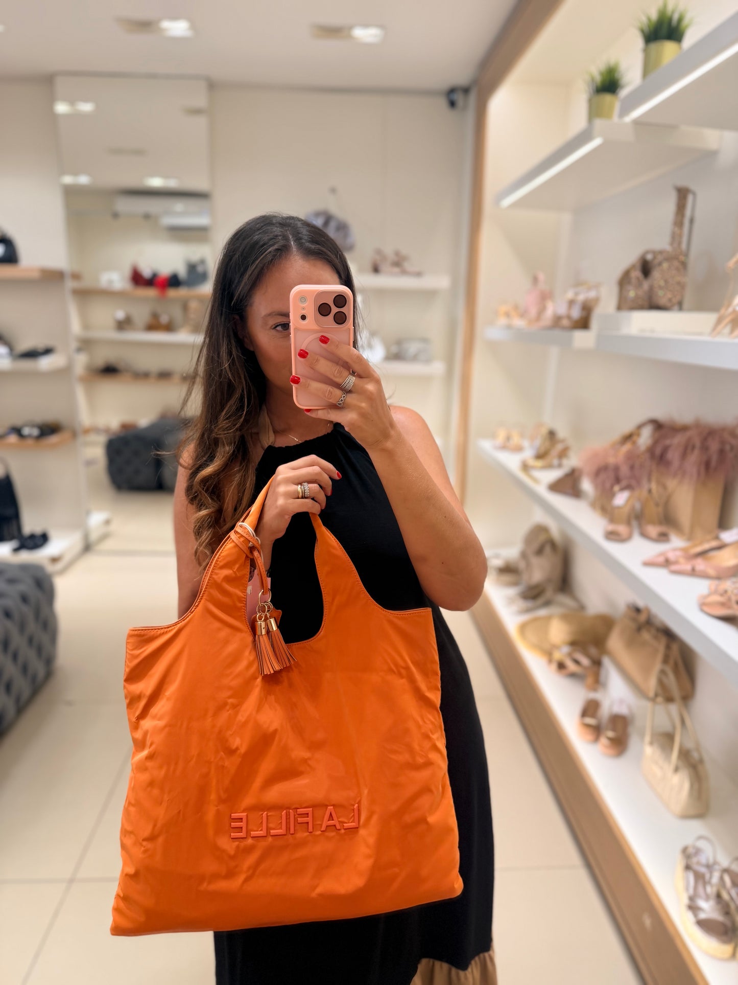 La fille des fleur orange